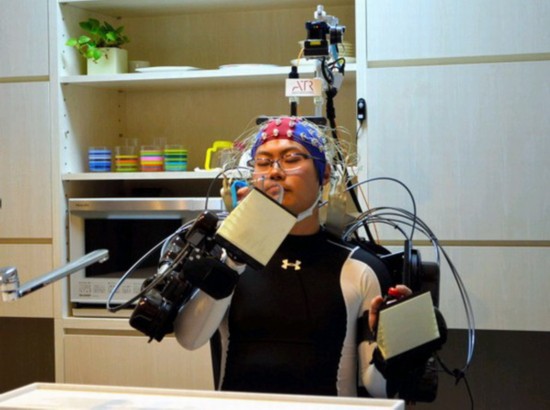 日本研发靠意念控制的可穿戴式机器人