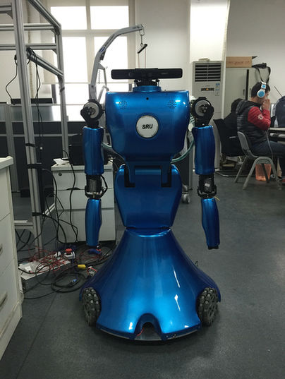 哭了借机器人肩膀靠一靠 电子科大学生发明互动机器人