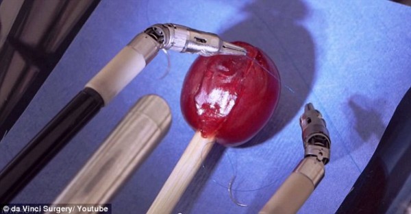 外科手术机器人缝合葡萄皮