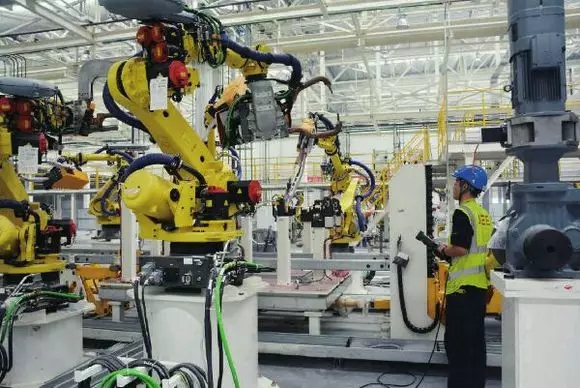 东风神龙成都工厂的“机器人帝国”机器人数量是工人的4倍多