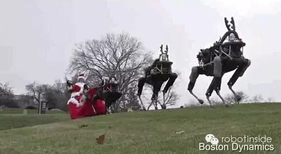 美军大狗机器人拉圣诞老人狂奔 速度可超博尔特