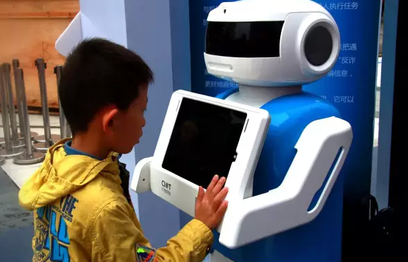 中智安防服务机器人“欢欢”，你造吗？