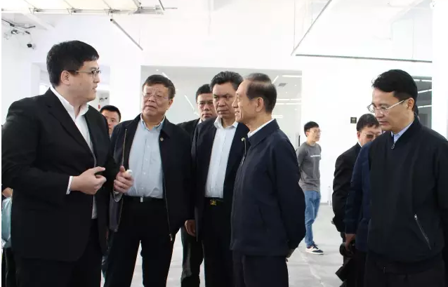 政协副主席韩启德视察怡丰机器人，要求推广“智能停车”