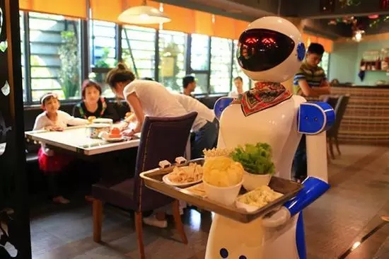 广州餐厅机器人服务员被“炒鱿鱼”老板：效率低