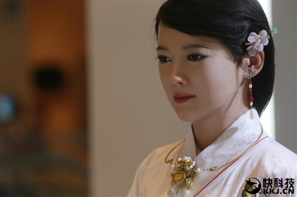 中国日本美女机器人对比：一个“形”像一个“神”像