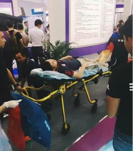 深圳高交会现机器人伤人事件：伤者已被担架抬走