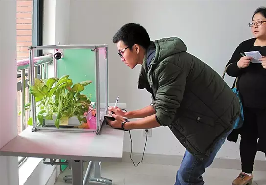 机器人帮你在家种菜 自给自足还不占地方