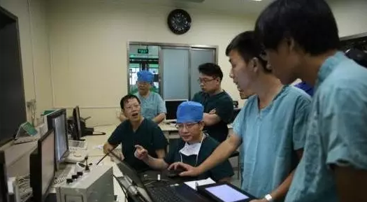 中国血管介入手术可远程操控机器人给动物做手术