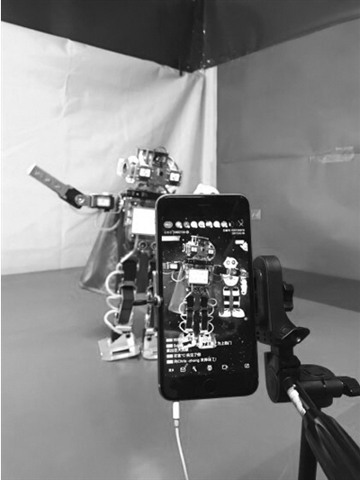 “人工智能+直播” 全球首个机器人网红天团直播亮相