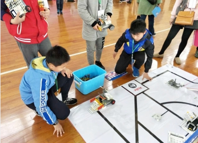 青少年机器人大赛开赛  小科学家“脑洞大开”