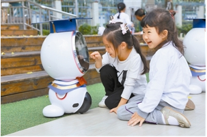 让孩子感受科技魅力，呆萌机器人走进幼儿园