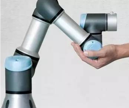 协作机器人与传统工业机器人有何区别？