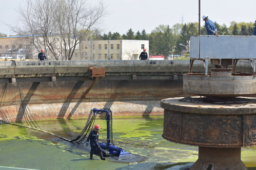 吉林石化污水处理厂首次机器人清淤 实现出水100%达标排放