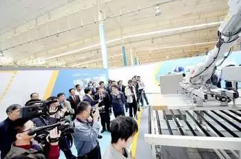 力诺瑞特新能源智能互联工厂建成 15台机器人助力智慧生产