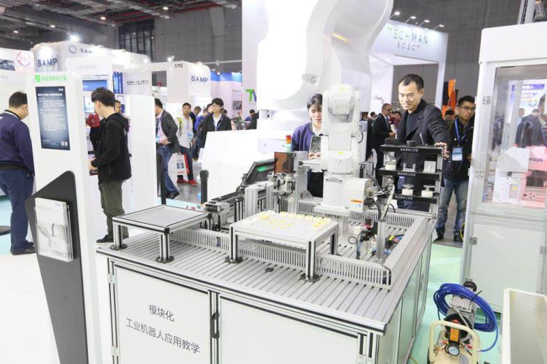 爱普生工业机器人多领域创新方案亮相2017中国国际工业博览会，助力中国智能制造