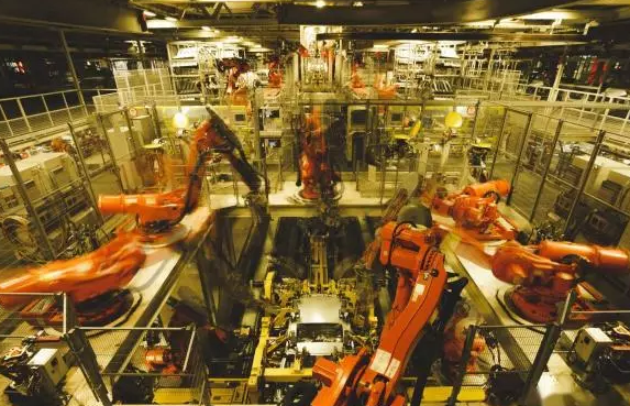 实拍华晨宝马工厂，1800个工业机器人