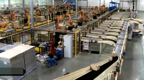 视频|十几台机器人代替人工：全自动码垛仓储物流中心
