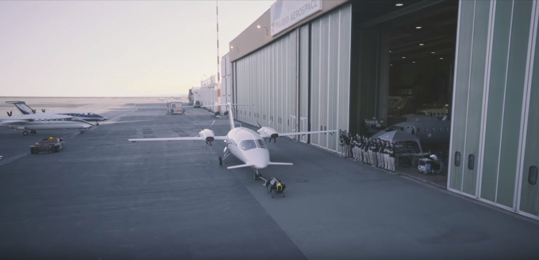 130公斤四足机器人拖动3吨重飞机 内部系统曝光