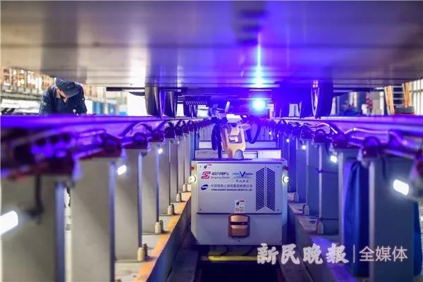 AGV+机械手 动车组检测机器人在上海投入使用