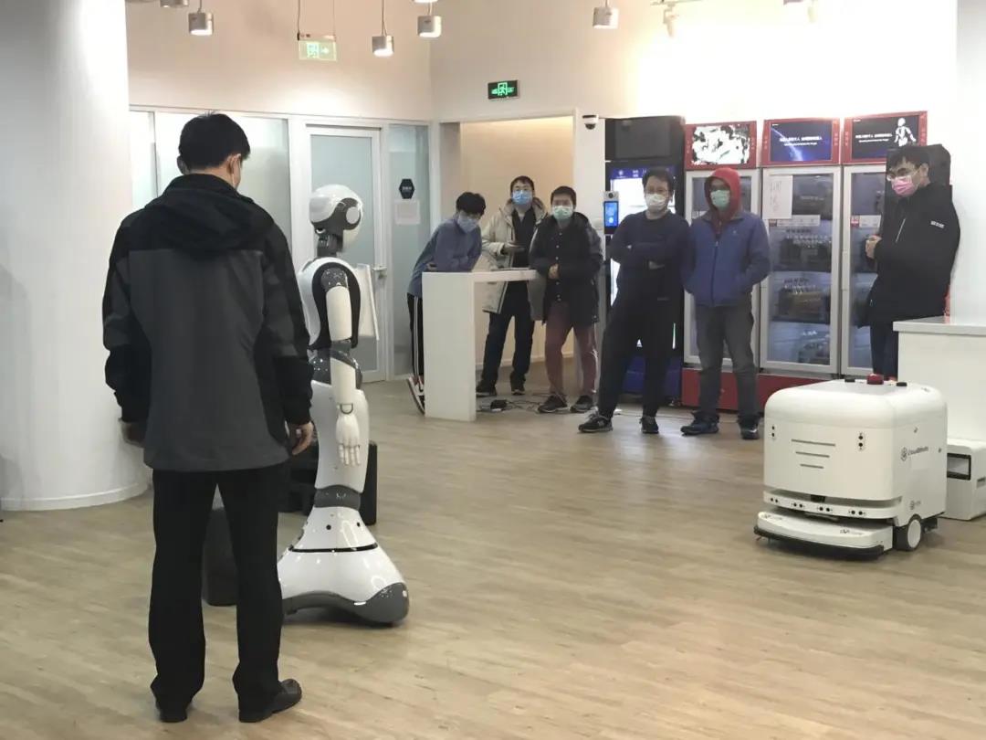 12套机器人上线 全国首个智能方舱医院项目交付