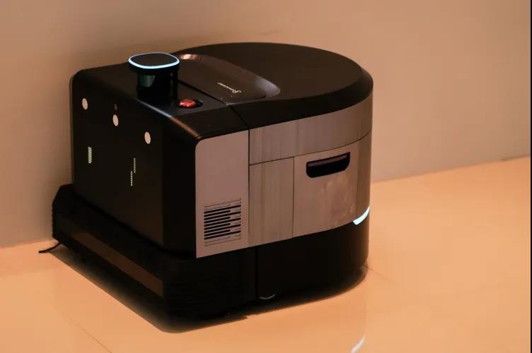 科沃斯发布首款商用移动清洁机器人