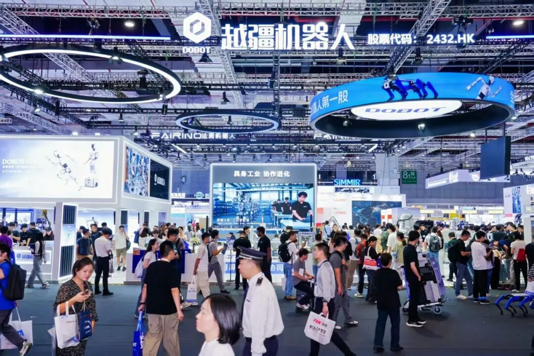 越疆“机械臂+人形+轮式+多足”具身机器人开启工业智能体时代